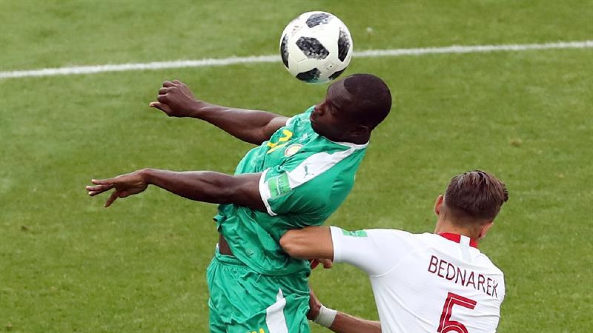 Moussa Konate controla un balón ante la oposición de Jan Berdrek-ABEDIN TAHERKENAREH