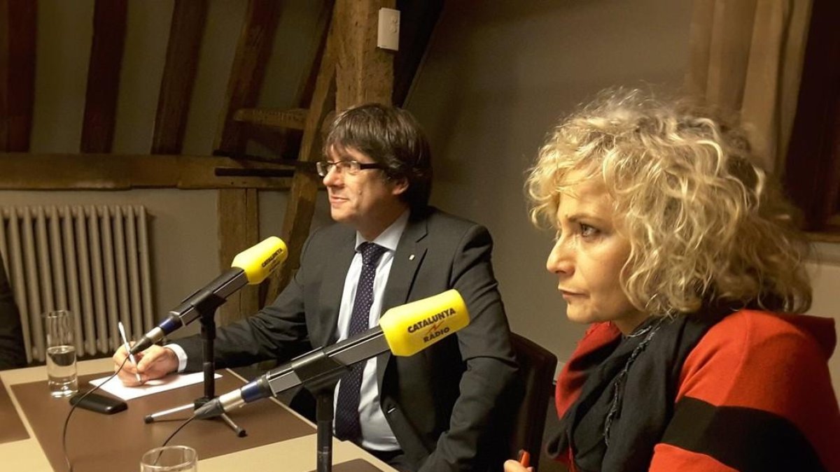 Puigdemont, junto a Mónica Terribas, en Bruselas, hace unos meses.-EL PERIÓDICO