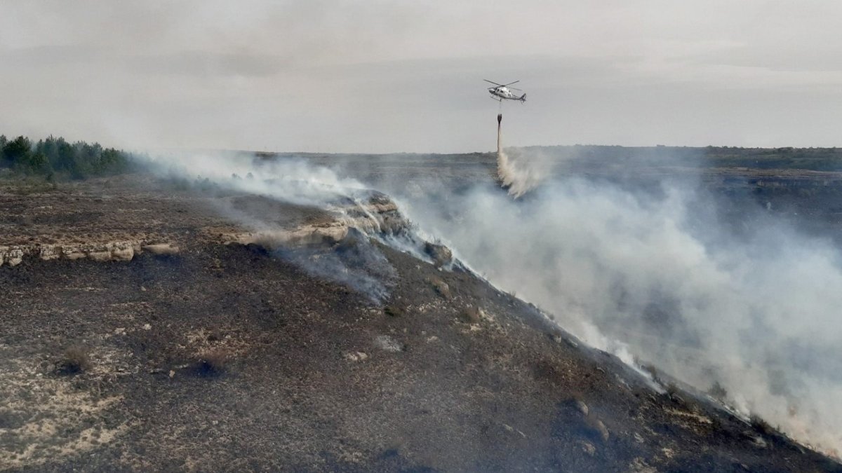 Un helicóptero actuado en el incendio en Gredilla de Sedano.