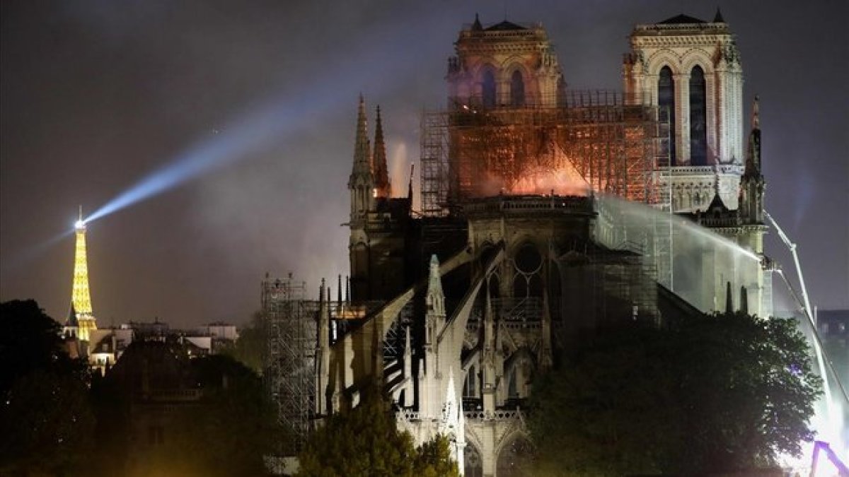 Tareas de extinción del incendio en la catedral de Notre Dame.-LUDOVIC MARIN (AFP)