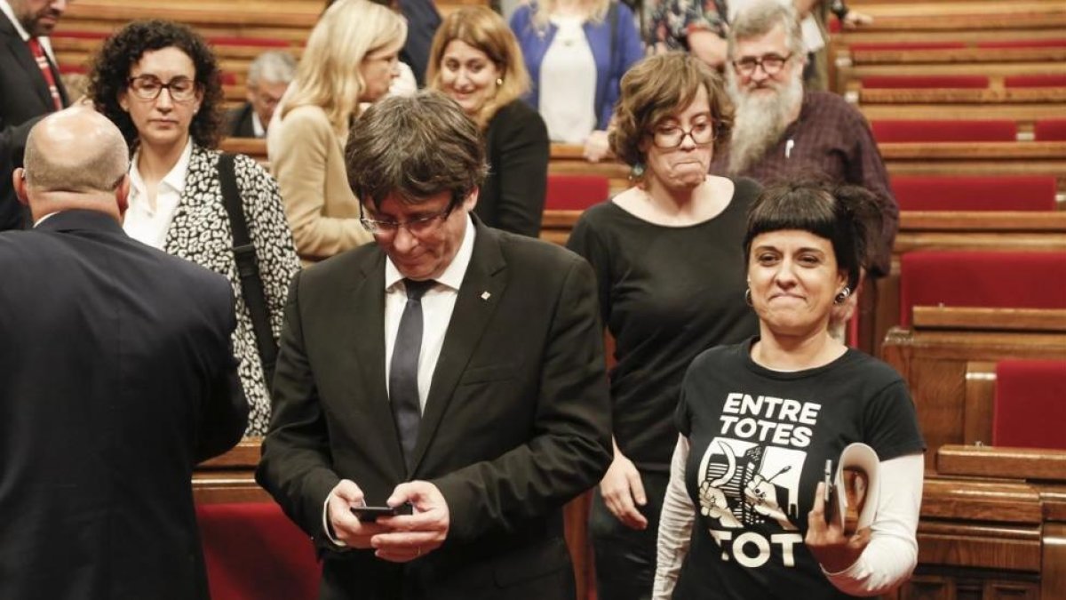 Carles Puigdemont, president de la Generalitat, junto a Anna Gabriel de la CUP tras el pleno del Parlament.-JULIO CARBÓ