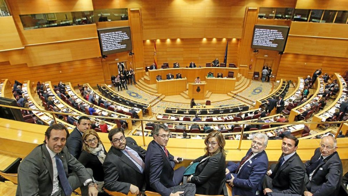 Los presidentes de las diputaciones del PP, ayer en un momento del pleno del Senado.-ICAL