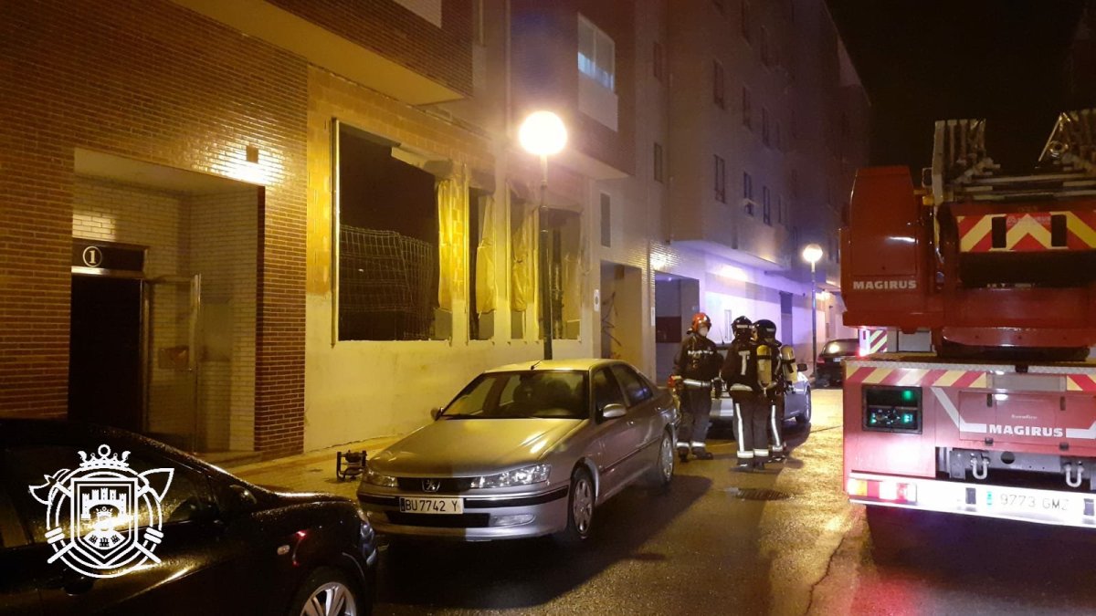 Se movilizó a 10 bomberos para atender este indendio en la calle de Las Rebolledas. ECB