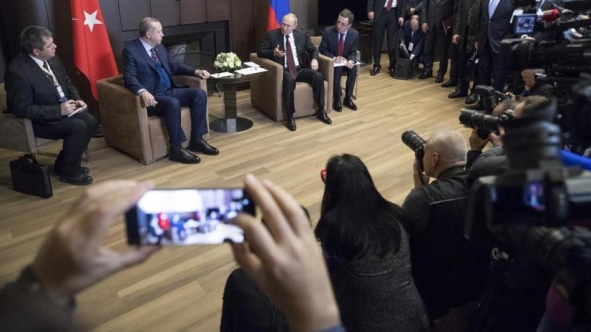 Los periodistas en una rueda de prensa de Putin y Ergodan  en el balneario de Sochi, el lunes.-AP / PAVEL GOLOVKIN