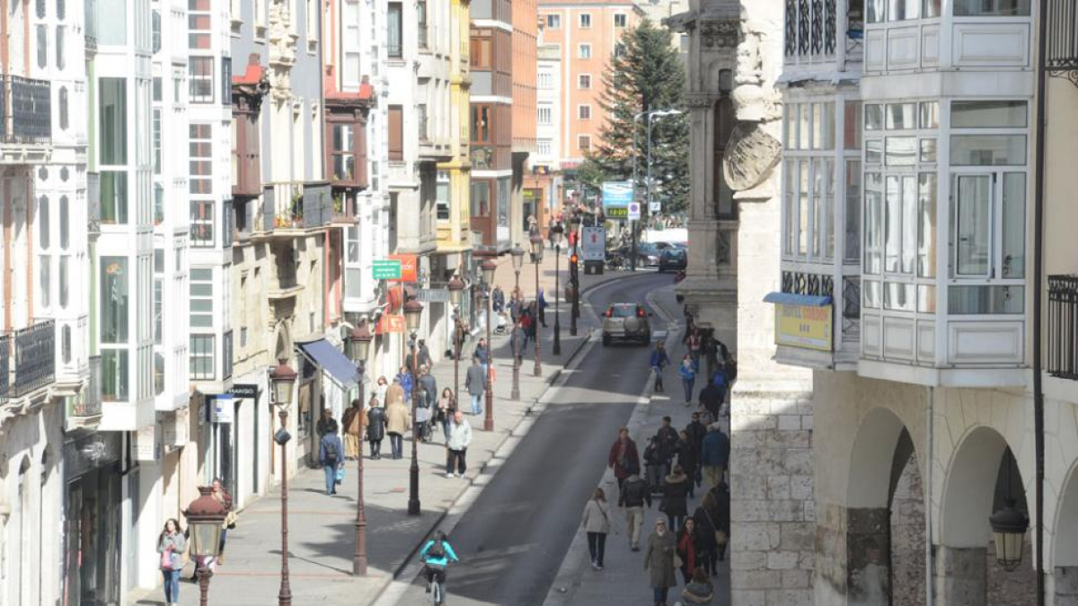 Un ciclista transita por la calle Santander, una de las vías propuestas como ciclocalle.-ISRAEL L. MURILLO