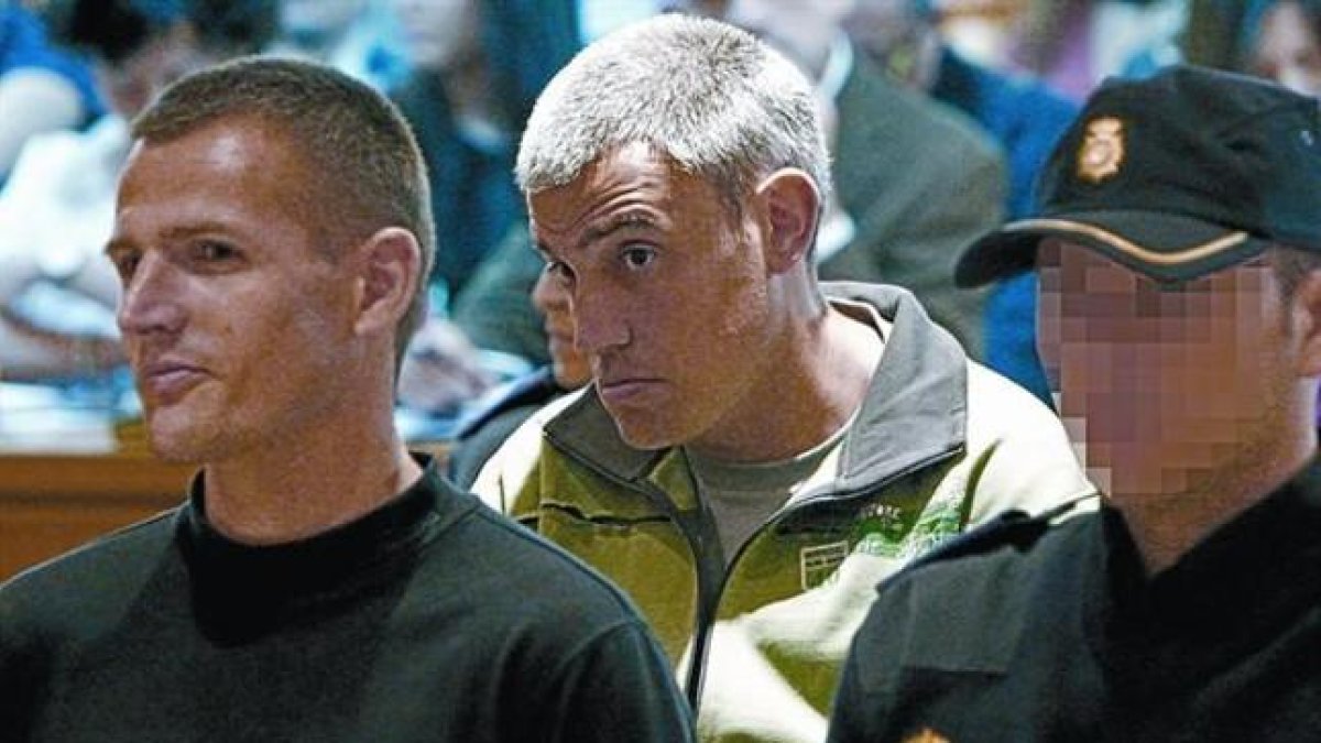 Los etarras Igor Portu (izquierda) y Mattin Sarasola, durante el juicio por el atentado de la T-4, en la Audiencia Nacional, en mayo.-/ ARCHIVO / EFE