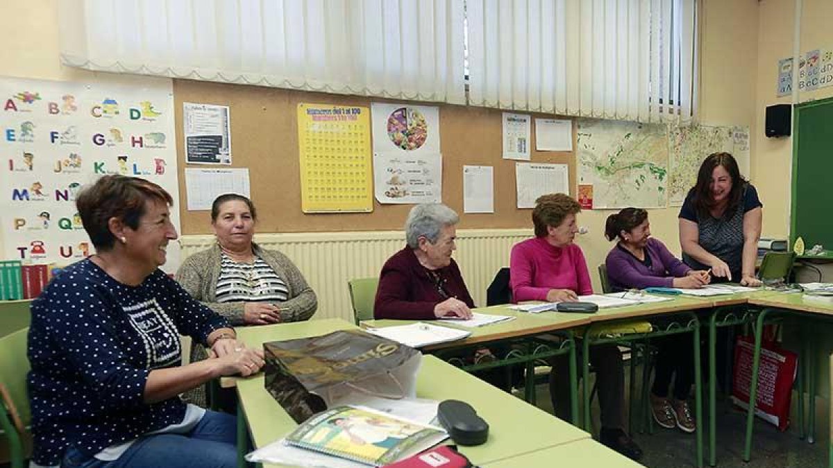 Ana María Gutiérrez (i.) ríe en una de las clases en las que ha encontrado una manera de mantener activa la mente y pasar un buen rato.-Raúl Ochoa