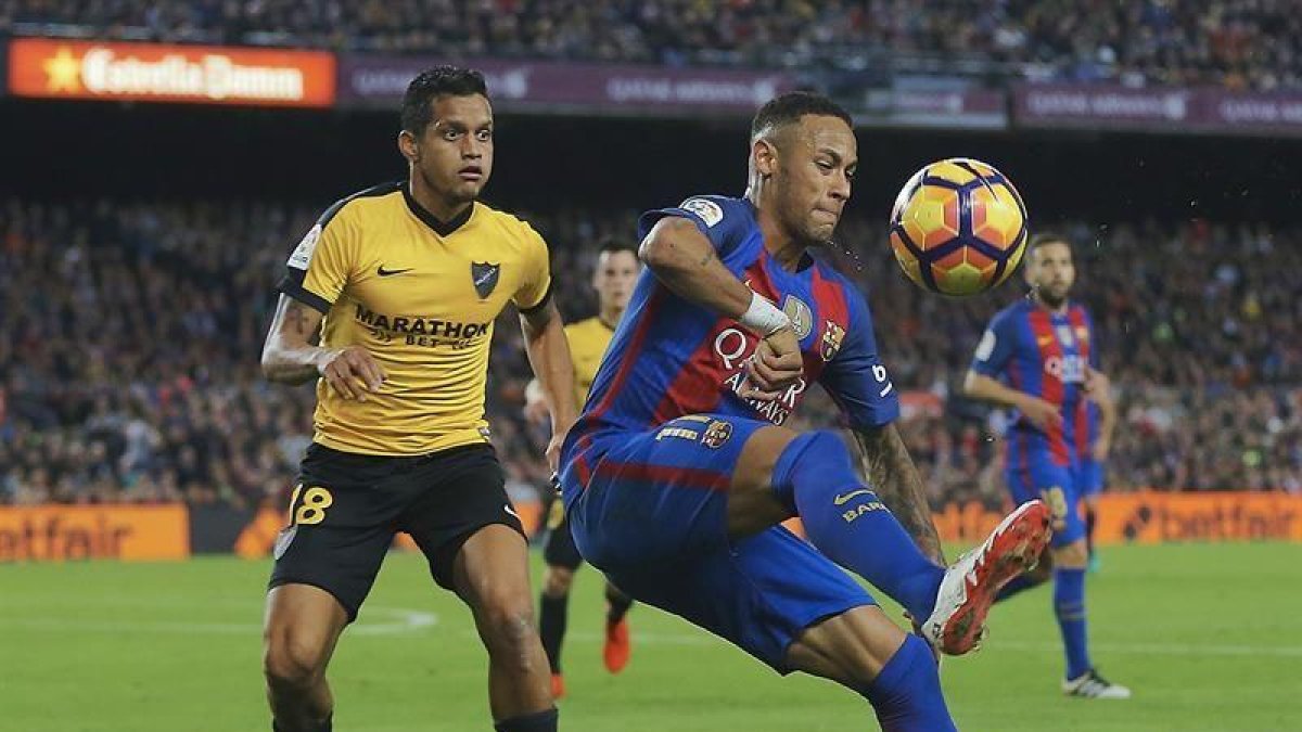 El delantero brasileño del FC Barcelona Neymar Jr. (d) y el defensa venezolono Roberto Rosales (i), durante el partido de la duodécima jornada de Liga de Primera División.-EFE