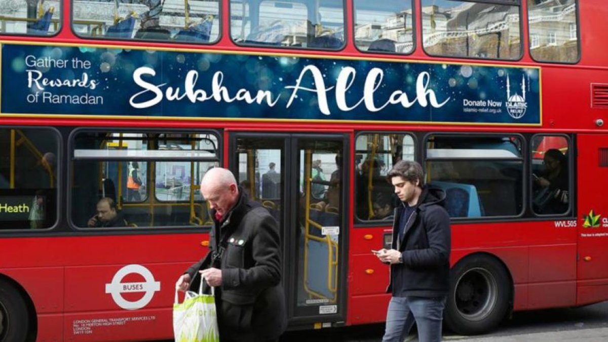 Una imagen de los carteles que circularán por Reino Unido en más de 640 autobuses a partir del 23 de mayo.-