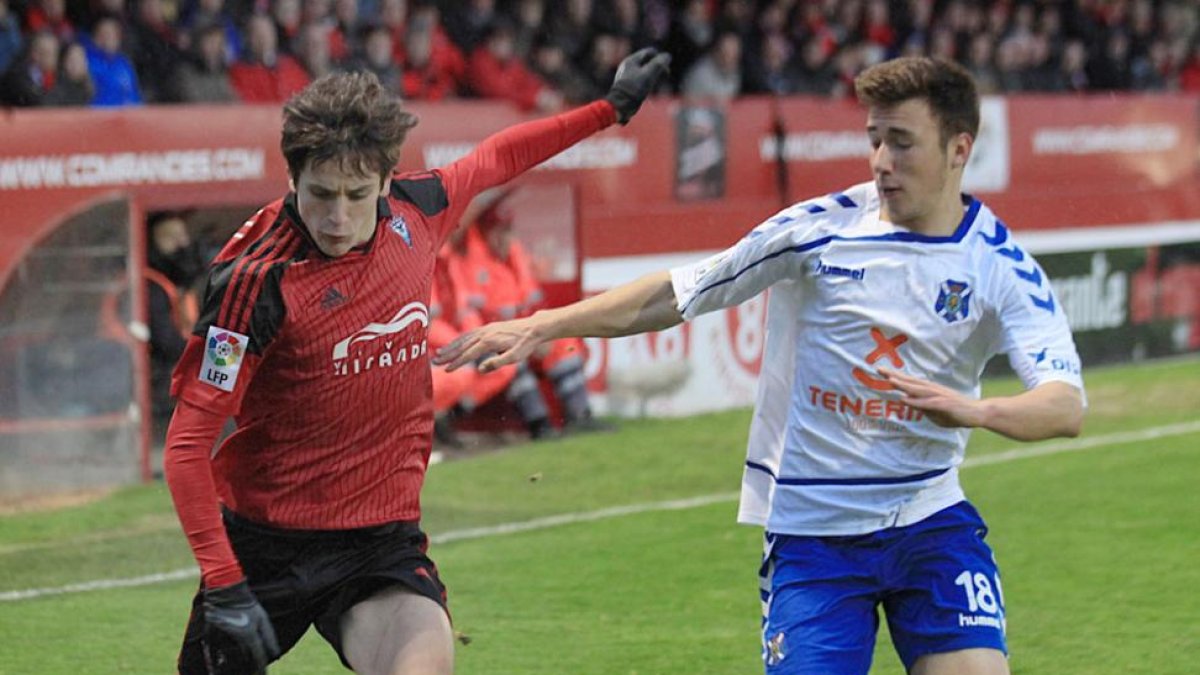 Sangalli se dispone a golpear un esférico en el último choque en Anduva ante el Tenerife-Alfonso G. Mardones
