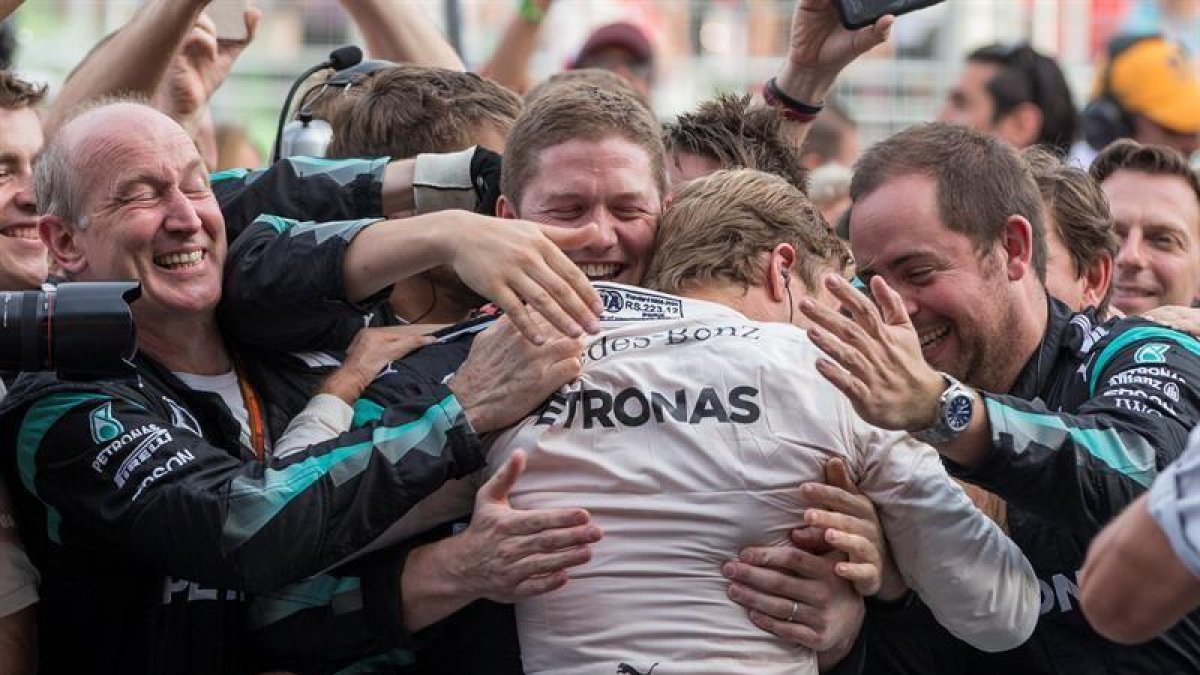 Rosberg recibe la felicitación de su equipo.-EFE