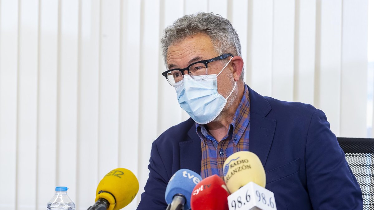 El gerente del HUBU, José María Romo, ayer, en rueda de prensa. SANTI OTERO