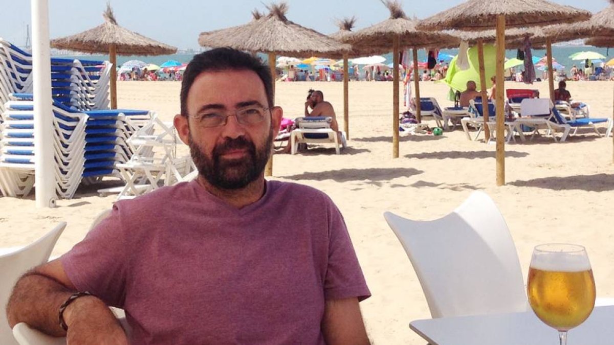 Cruz en la playa de Valdelagrana, en el Puerto de Santa María (Cádiz).-ECB