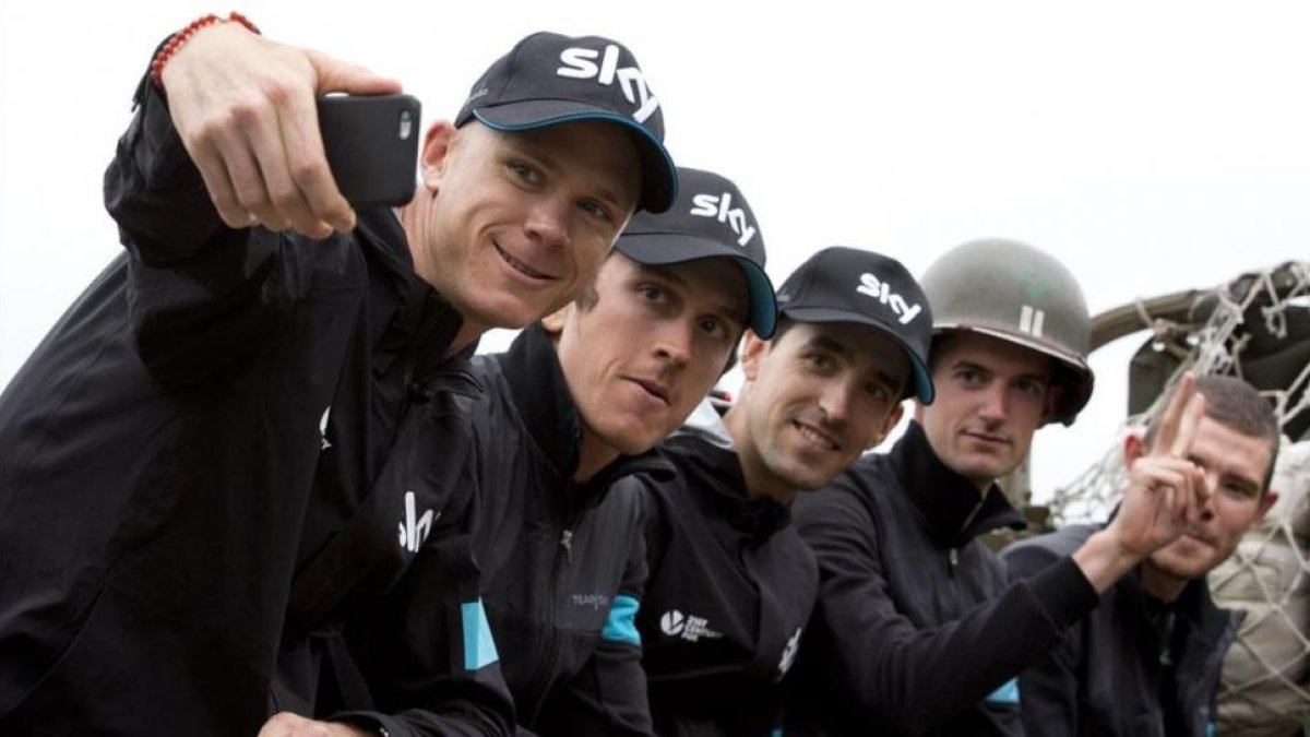 Chris Froome se fotografía junto a sus compañeros del equipo Sky durante la presentación de las escuadras del Tour 2016.-AP / PETER DEJONG