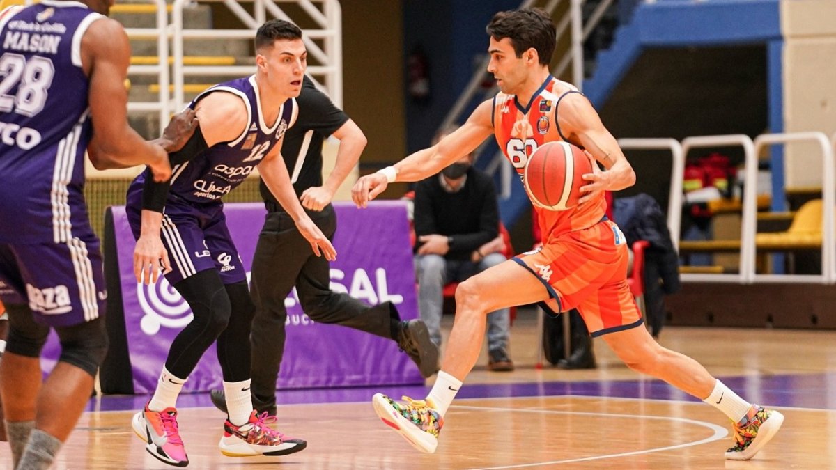 Ayoze inicia la penetración a canasta en el encuentro disputado en Pisuerga. ANA PUENTE / REAL VALLADOLID