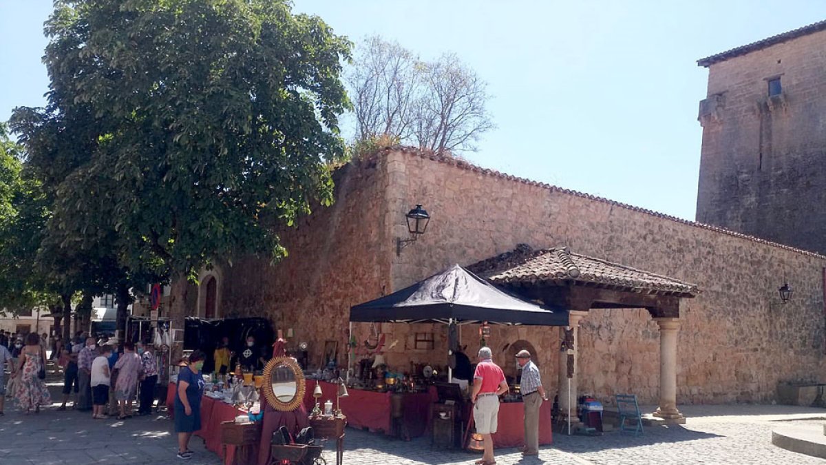 La feria vuelve a abrir hoy en los jardines del entorno del torreón. ECB