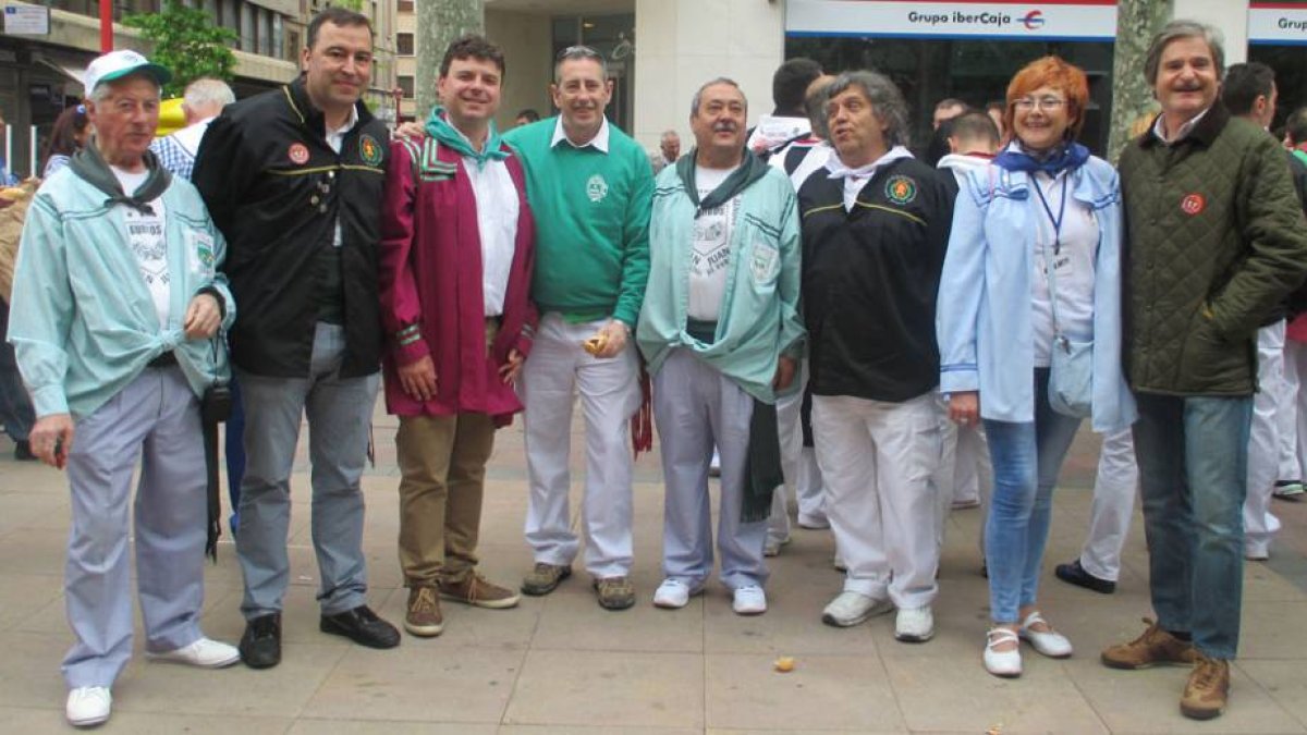 La cordialidad reina entre los miembros de las diferentes agrupaciones de blusas.-E. M.