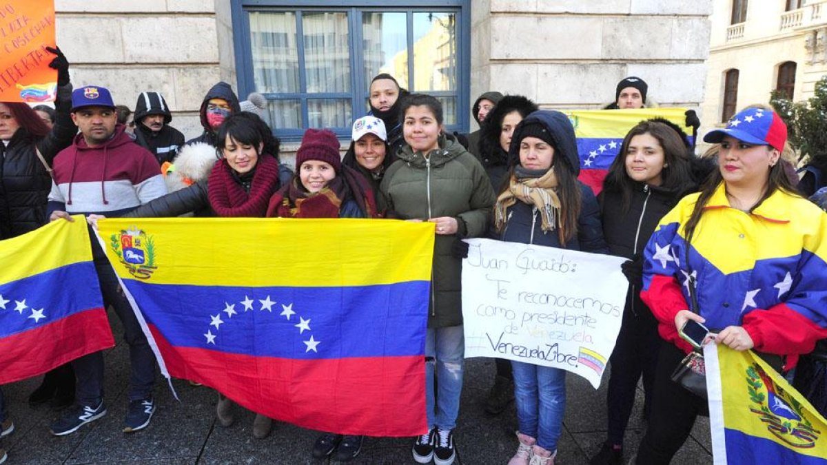 Un grupo de venezolanos residentes en Burgos se concentró en la tarde de ayer frente al Teatro Principal.-ISRAEL L. MURILLO