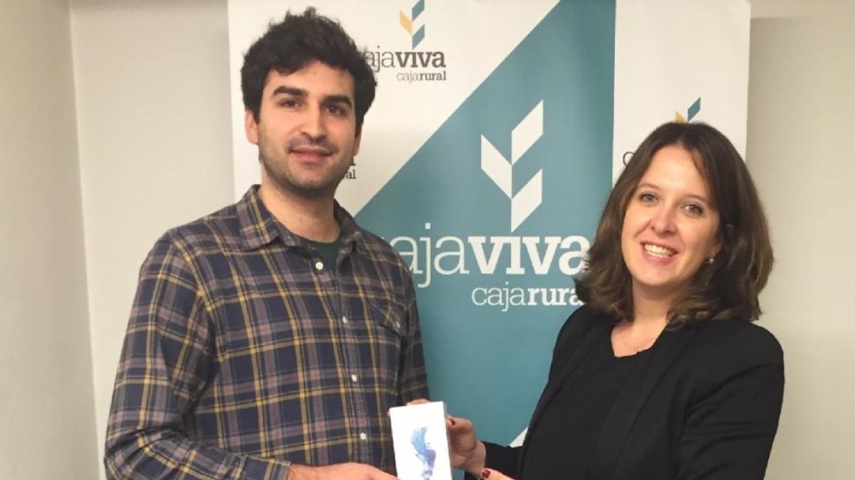 Entrega del iPhone 6s a javier Martín, de palacios de la Sierra.-ECB