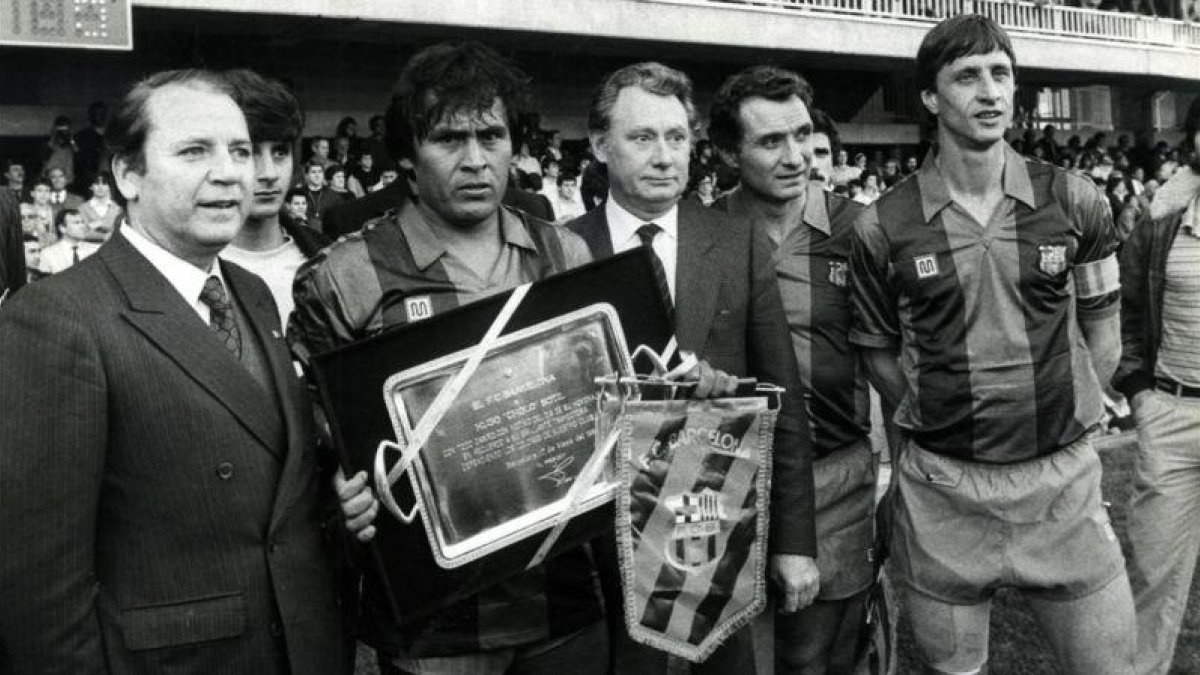 Núñez, en un homenaje a Sotil en el Camp Nou, con Vilaseca, Fusté y  Cruyff.-EL PERIÓDICO