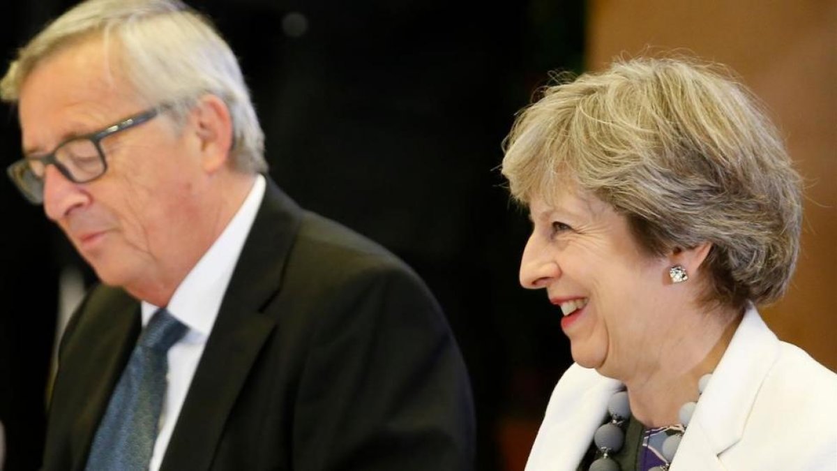 El presidente de la Comisión Europea, Jean-Claude Juncker (izq), y la premier británica, Theresa May, en la última cumbre europea, en Bruselas, el 20 de octubre.-AFP / JULIEN WARNAND