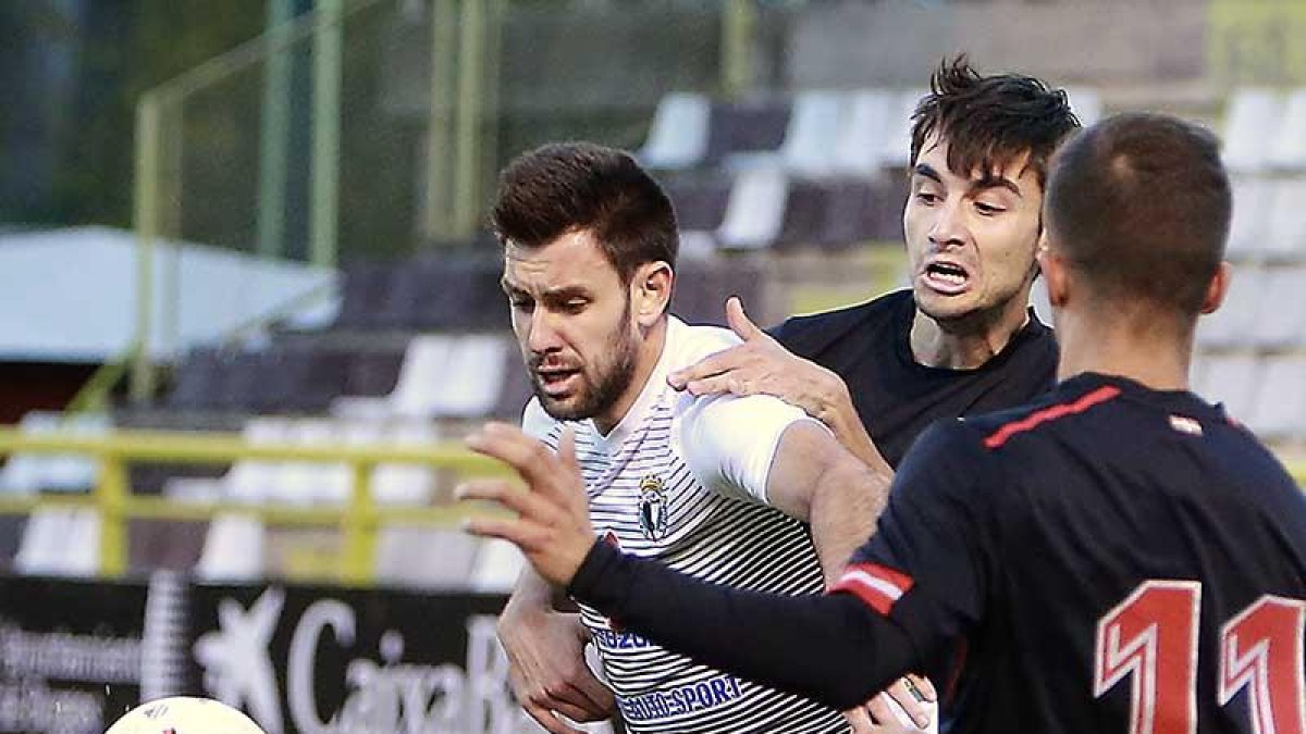Iker Hernández forcejea con un defensor del Athletic B-Raúl G. Ochoa