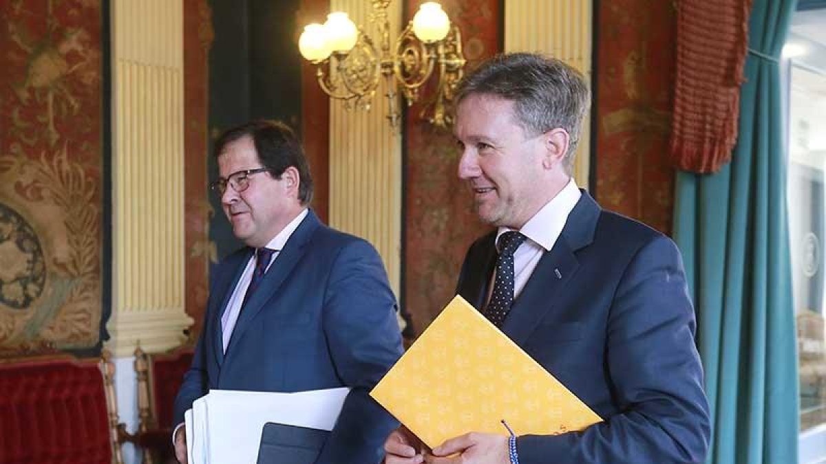El concejal de Hacienda, Salvador de Foronda, y el alcalde, Javier Lacalle, presentaron el borrador del presupuesto.-RAÚL G. OCHOA