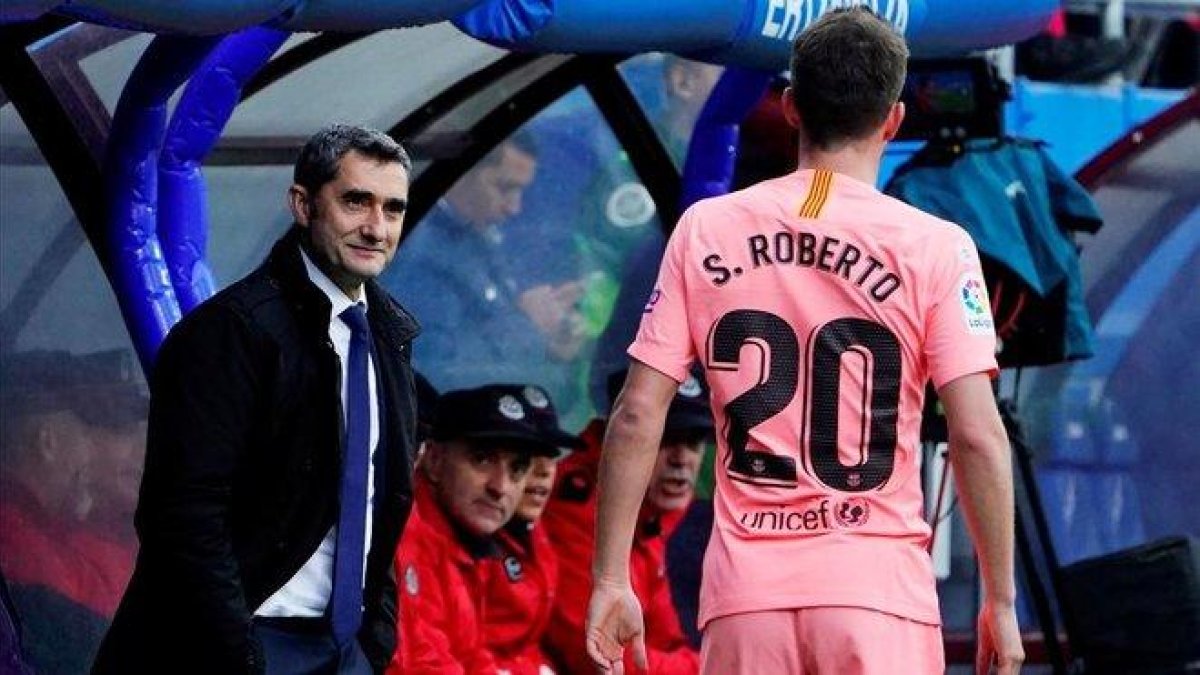 Sergi Roberto pasa por delante de Valverde durante el Eibar-Barça.-REUTERS / VINCENT WEST