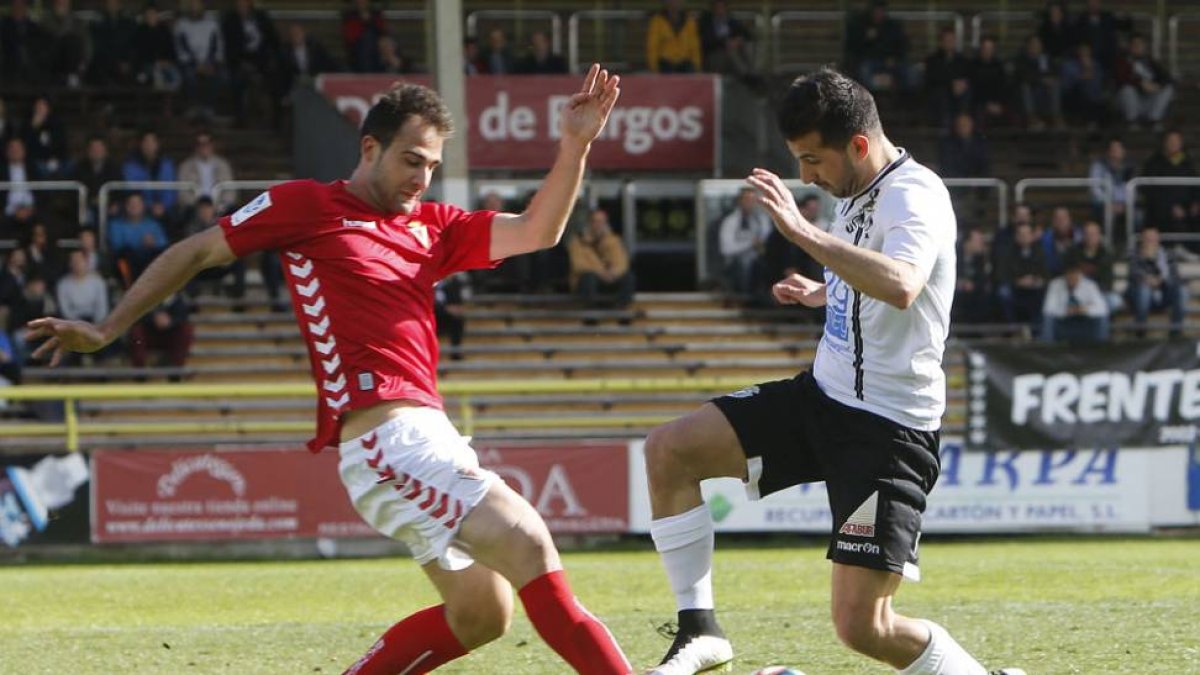 Carralero disputa un balón con un jugador del Real Murcia en un duelo en El Plantío-Raúl G. Ochoa