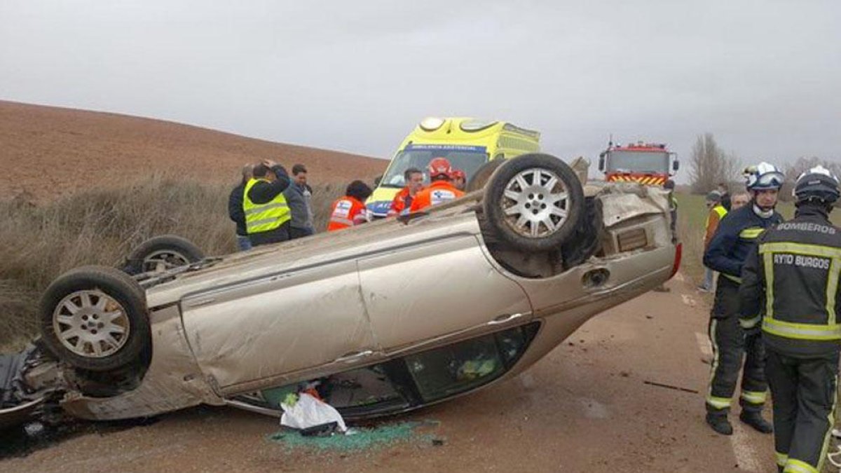 Imagen del vehículo accidentado.-BOMBEROS DE BURGOS