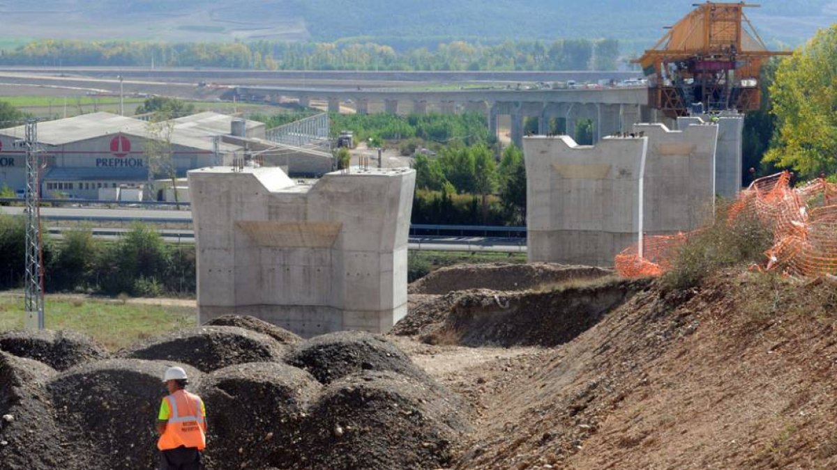 Imagen de archivo de las obras del tren de Alta Velocidad a su paso por la provincia de Burgos.-ISRAEL L. MURILLO