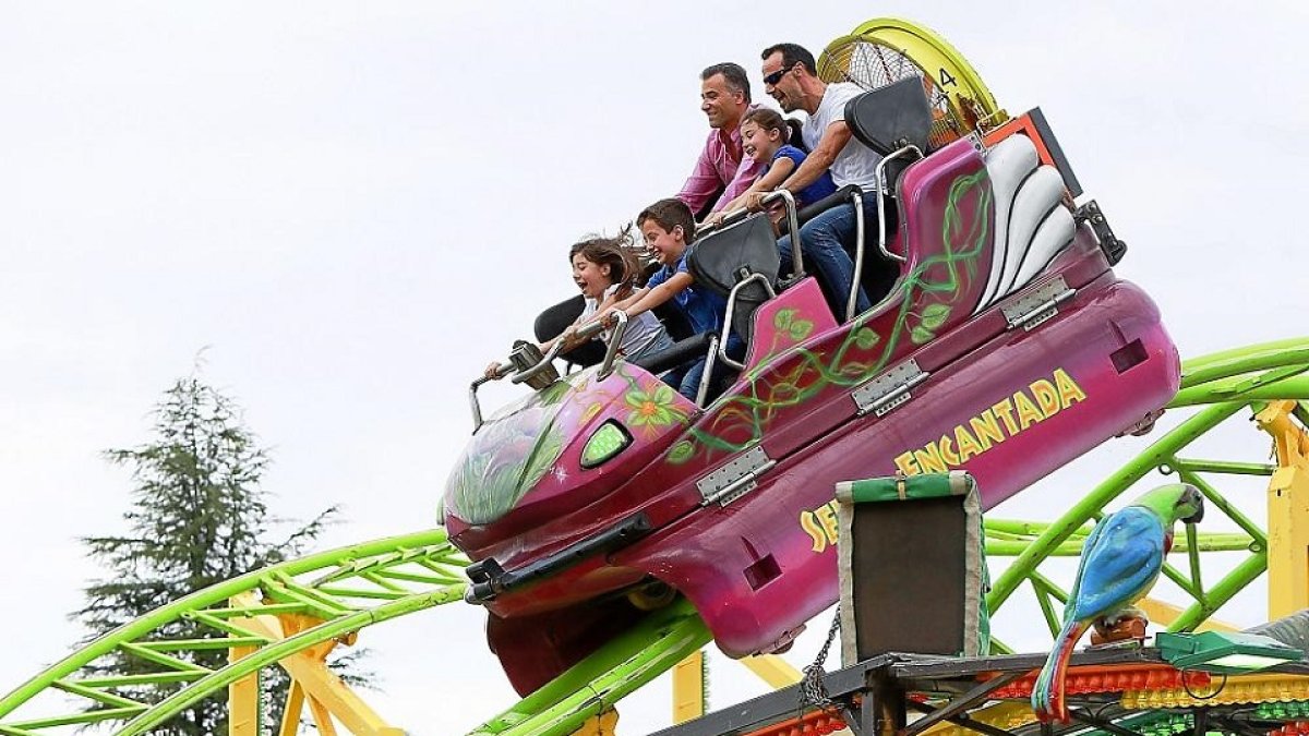 Un grupo de personas disfruta de la selva encantada en el Real de la Feria.- E.M