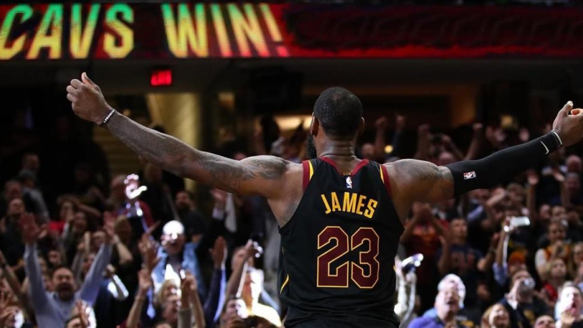 Lebron James celebra la victoria de los Cavs tras anotar el tiro decisivo-/ GREGORY SHAMUS