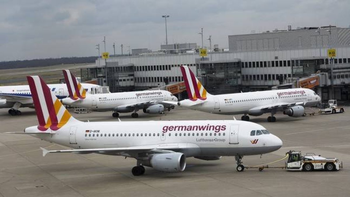 Aviones de Germanwings en el aeropuerto de Dusseldorf, a finales de marzo.-Foto: REUTERS / ALBERT GEA