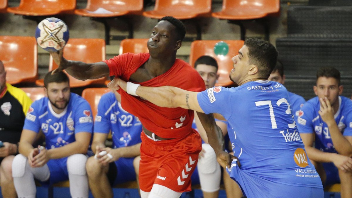 Sako mueve el ataque burgalés ante la defensa pucelana. SANTI OTERO