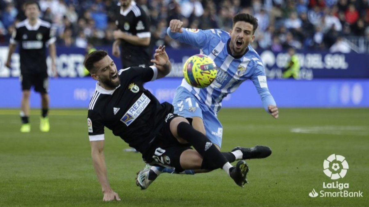 Grego Sierra y Delmás pugnan por el esférico en La Rosaleda. LALIGA