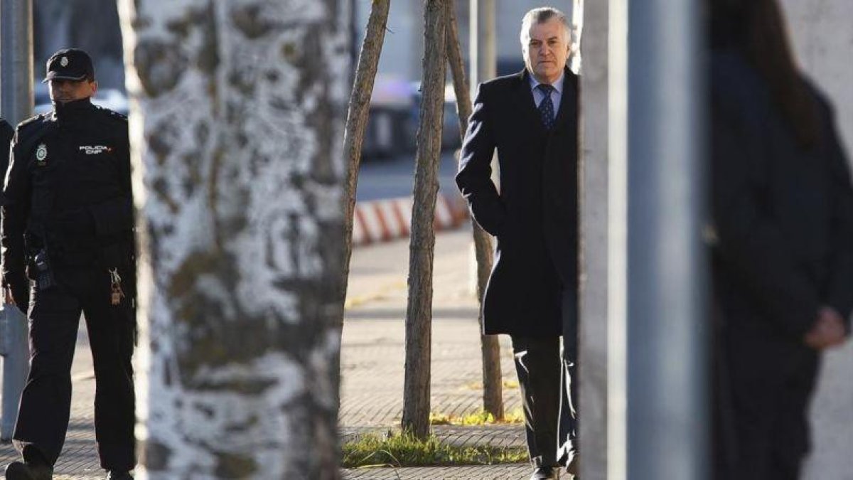 Luis Bárcenas, a su llegada a la Audiencia Nacional para declarar en el juicio del 'caso Gürtel'.-JUAN MANUEL PRATS