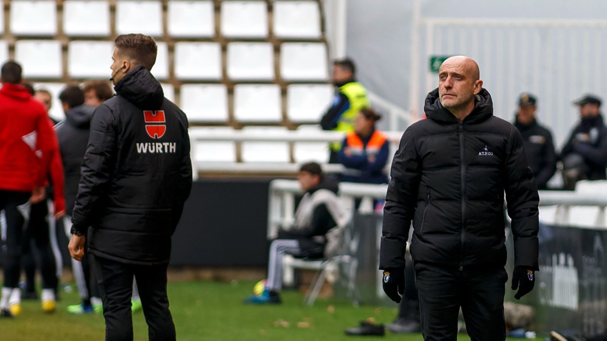 Julián Calero en la banda de El Plantío durante el encuentro. Santi Otero
