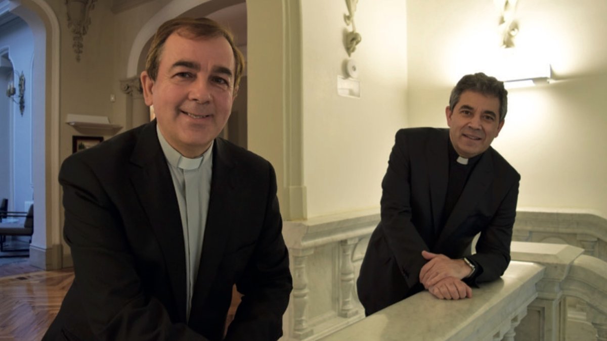 El nuevo presidente del Cabildo Catedralicio, Félix José Castro, junto a su predecesor, Vicente Rebollo. DIÓCESIS DE BURGOS