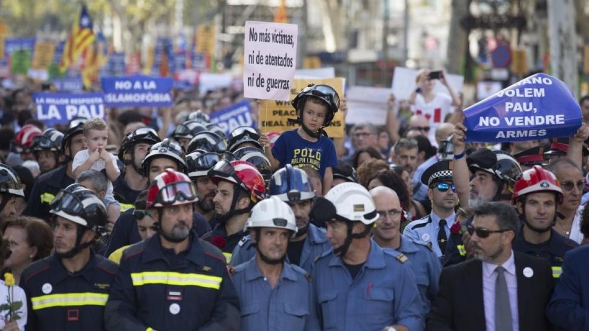 Miembros del cuerpo de bomberos en la manifestación-ALBERT BERTRAN