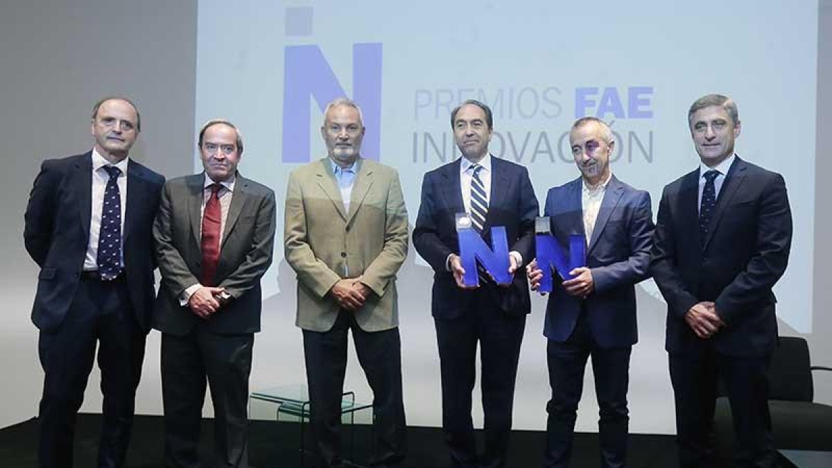 Lombana y Llop, con los premios, junto a representantes de FAE, Telefónica, ITCL yCaja de Burgos.-RAÚL G. OCHOA