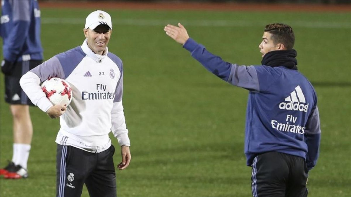 Zidane Cristiano hablan durante el entrenmiento de hoy del Madrid en el Yokohama Stadium.-AP / SHIZUO KAMBAYASHE