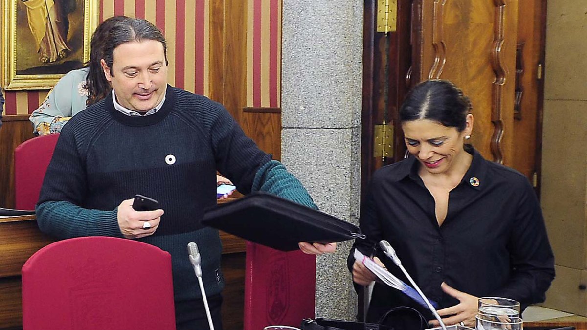 Israel Hernando y Margarita Arroyo, instantes antes de la celebración de un Pleno ordinario. ISRAEL L. MURILLO