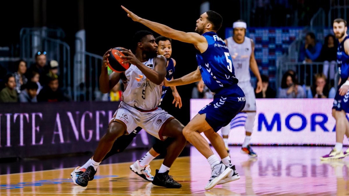 El debutante Clemmons busca línea de pase ante la presión de Franke. ACB PHOTO