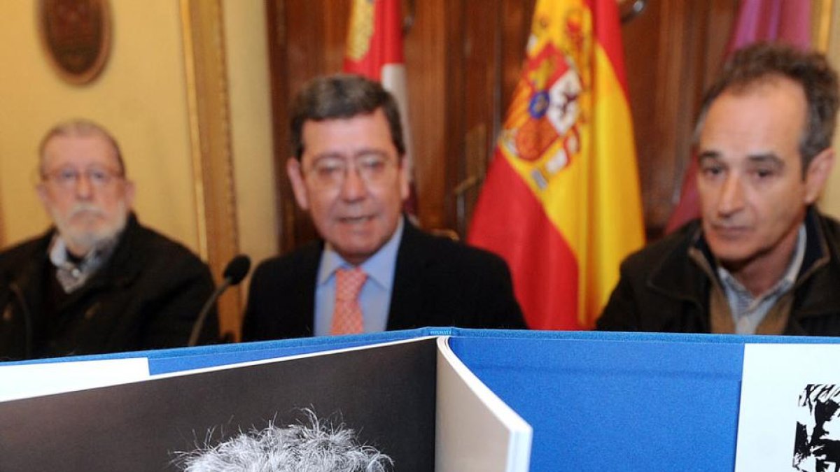 Pablo del Barco, César Rico e Ignacio del Río hijo, de i. a d., detrás de un ejemplar del libro.-Israel L. Murillo