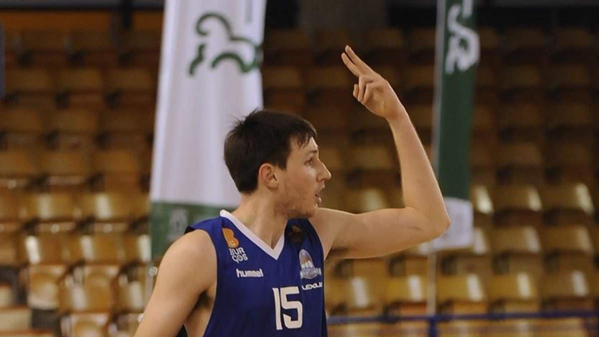 Edu Martínez sufrió un golpe en el hombro.-MARÍA GONZÁLEZ / CB MIRAFLORES