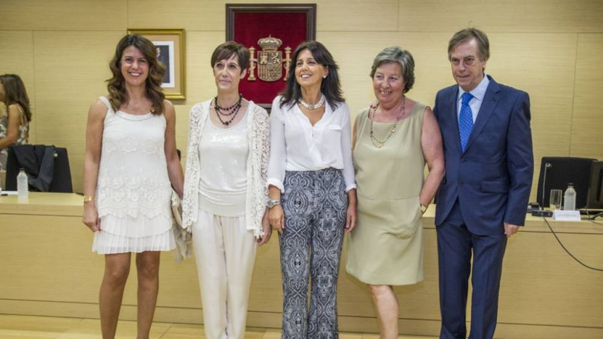 La decana y las homenajeadas junto al presidente del Consejo Regional de Procuradores.-SANTI OTERO