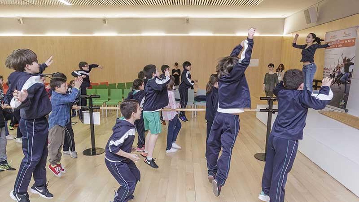 Los escolares conocieron, practicaron y se divirtieron durante las clases prácticas de danza en el MEH.-Santi Otero