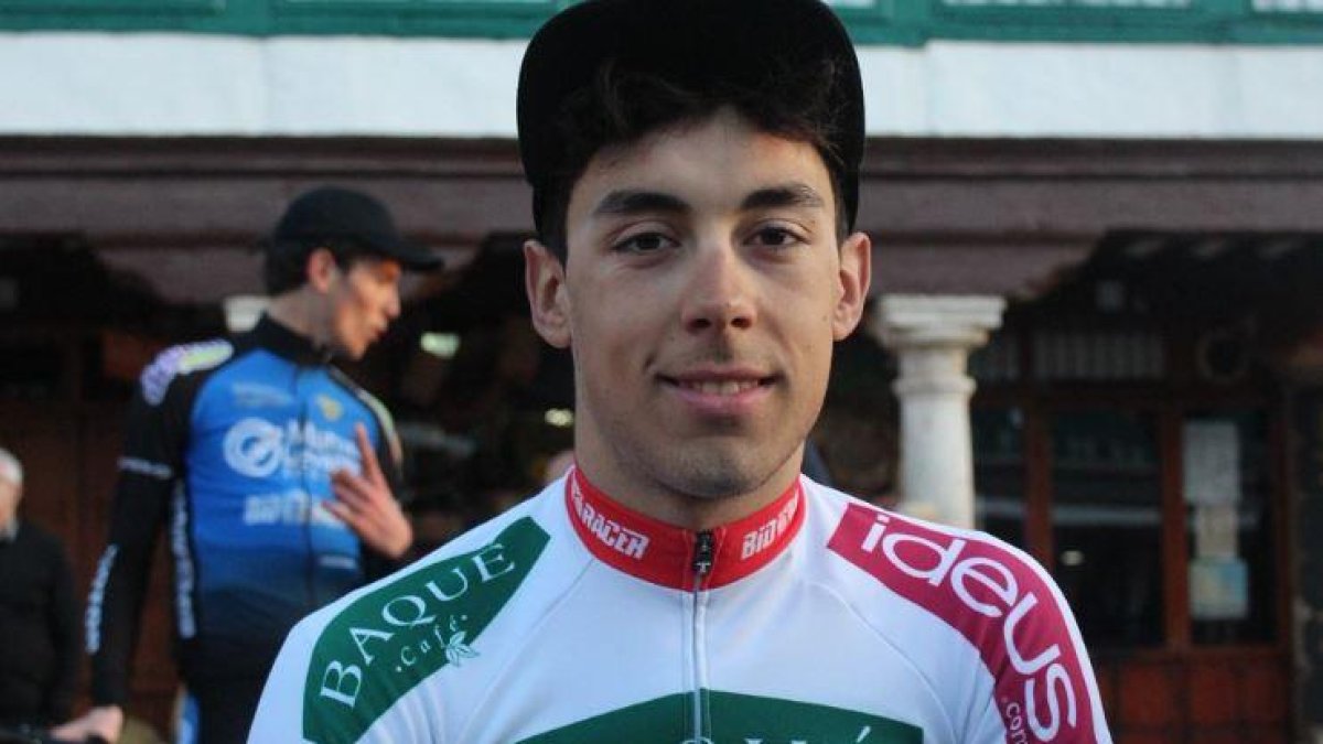 Ángel Fuentes con el maillot del Baque BH.-