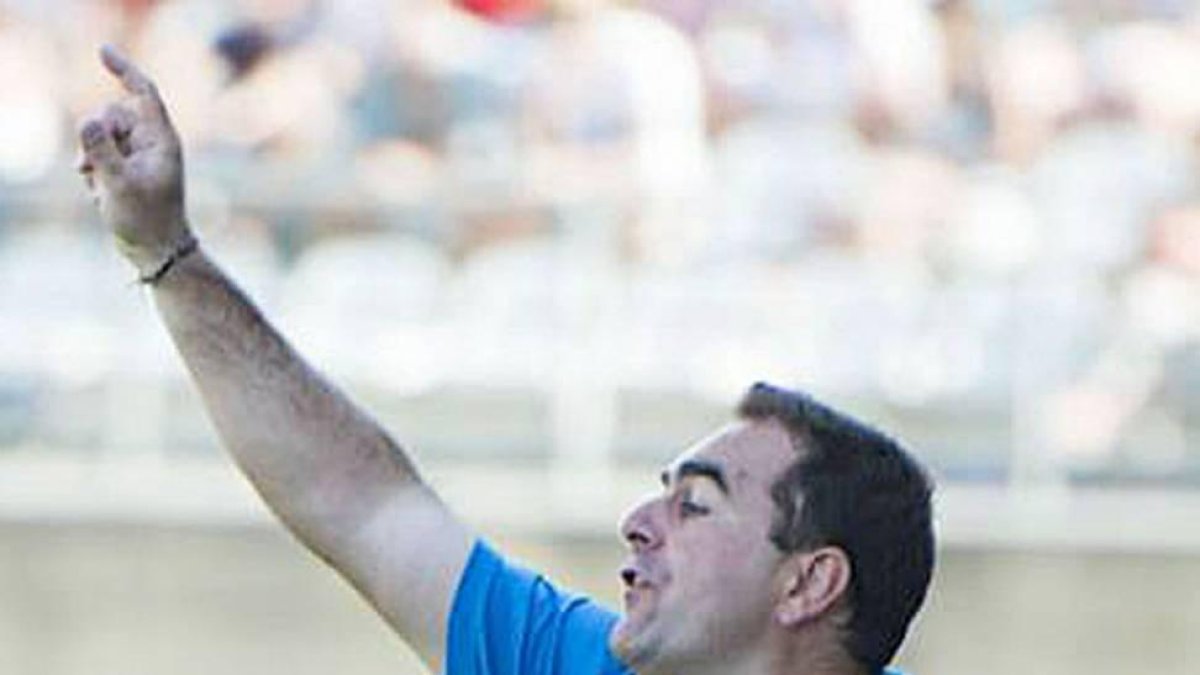 Javier Bermúdez da instrucciones a sus jugadores durante un encuentro.-